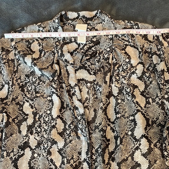 Woman’s dress shirt size 12 - Picture 3 of 4